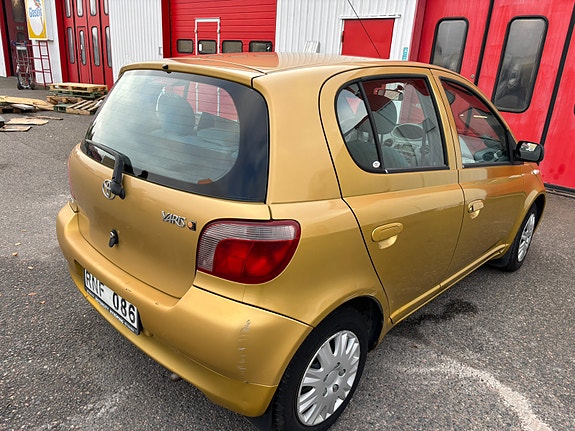 Toyota Yaris 3 of 8