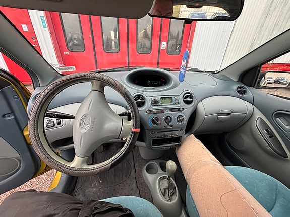 Toyota Yaris 6 of 8