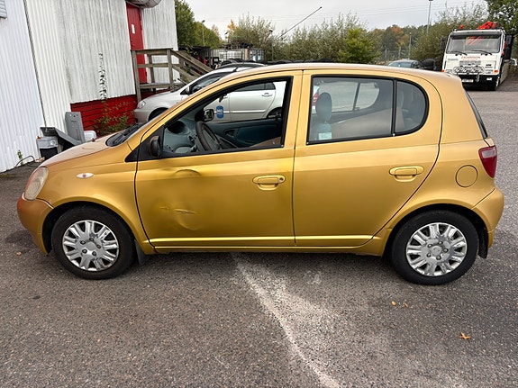 Toyota Yaris 2 of 8