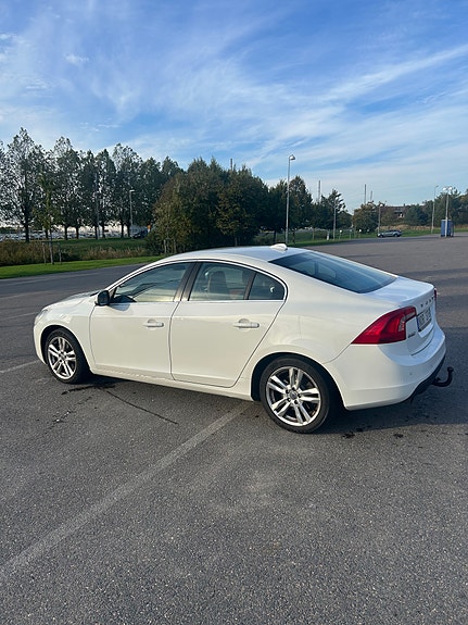 Volvo S60 2 of 5