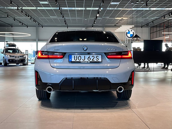 BMW 330e 5 of 17