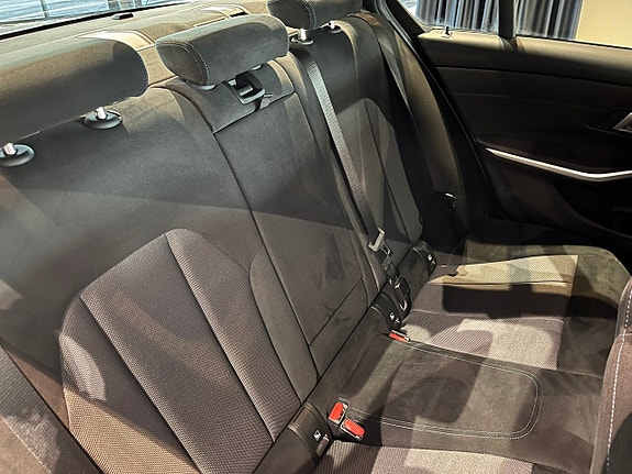 BMW 330e 16 of 17