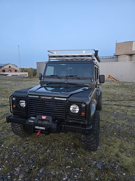Land Rover Defender 110 9 of 12
