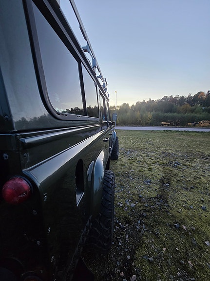Land Rover Defender 110 8 of 12