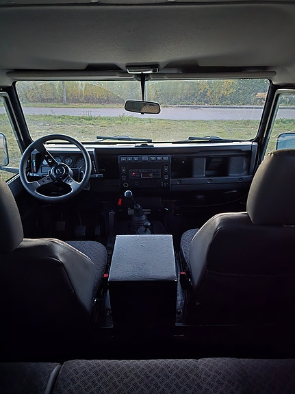 Land Rover Defender 110 11 of 12