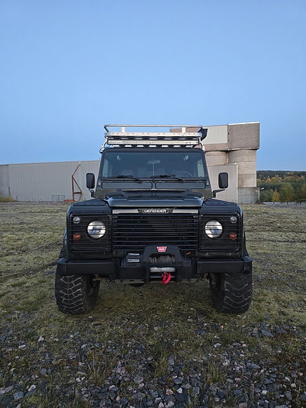 Land Rover Defender 110 3 of 12