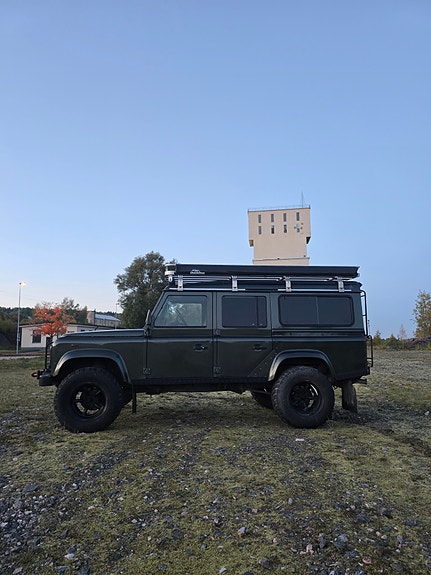 Land Rover Defender 110 4 of 12