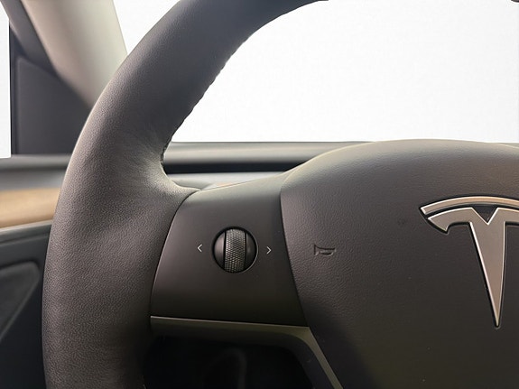 Tesla Model Y 14 of 30