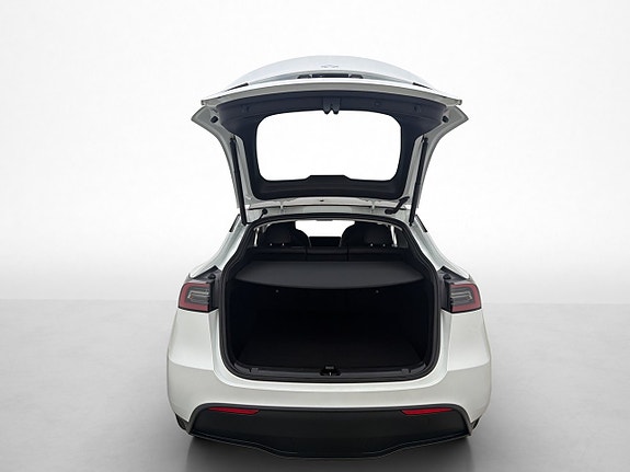 Tesla Model Y 29 of 30