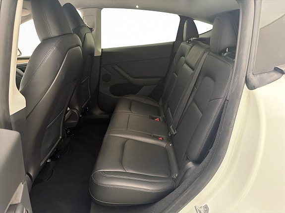 Tesla Model Y 28 of 30