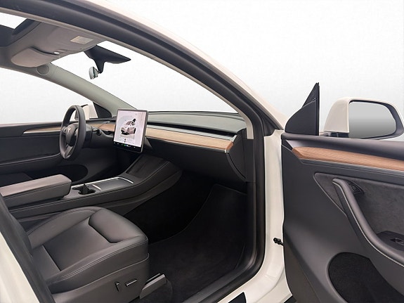 Tesla Model Y 27 of 30