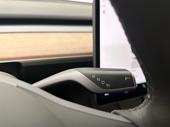 Tesla Model Y 16 of 30