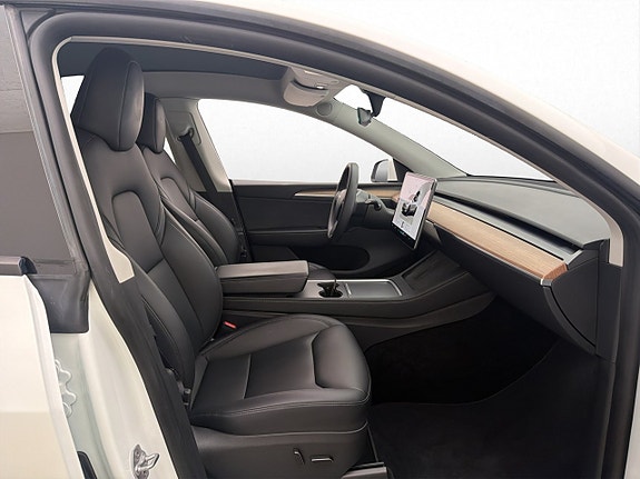 Tesla Model Y 26 of 30