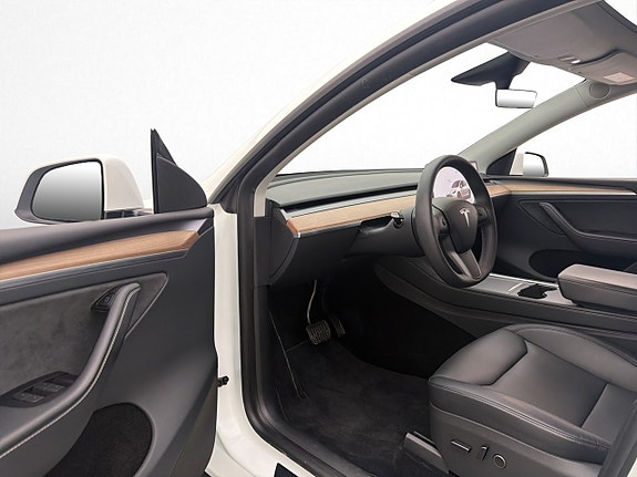 Tesla Model Y 10 of 30
