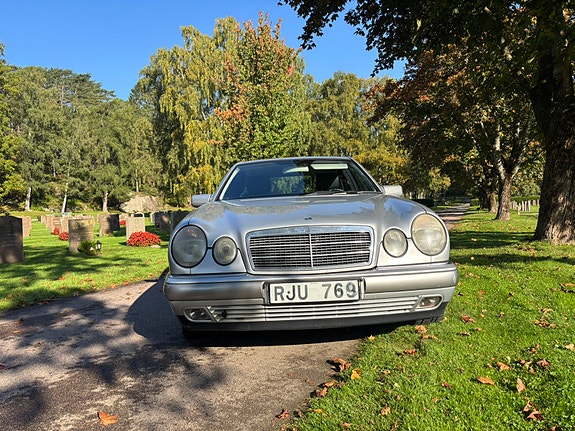 Mercedes-Benz E280 2 of 8