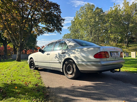 Mercedes-Benz E280 4 of 8