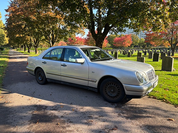 Mercedes-Benz E280 3 of 8