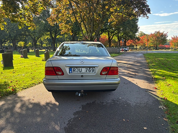 Mercedes-Benz E280 6 of 8