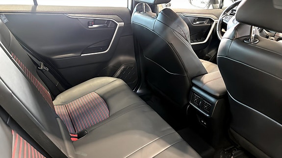 Toyota RAV4 5 of 17