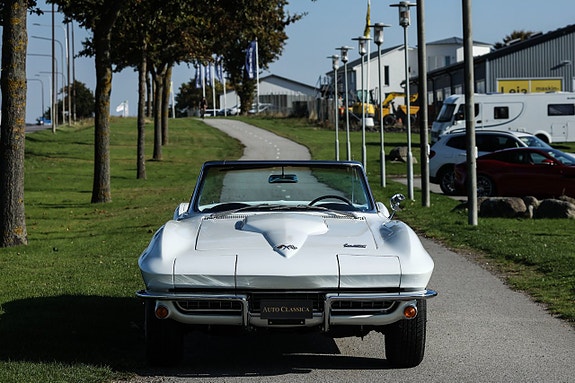 Chevrolet Corvette 3 of 24