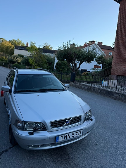 Volvo V40 2 of 9