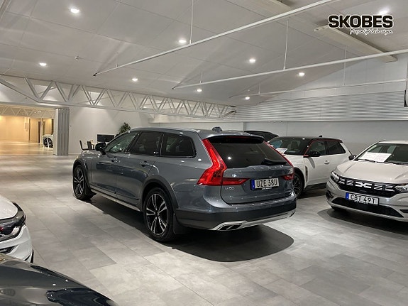 Volvo V90 Cross Country 4 of 17