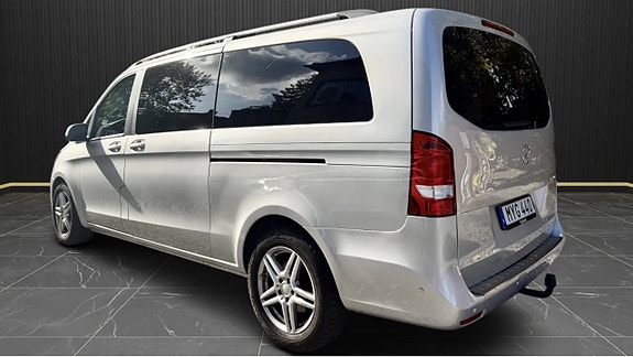 Mercedes-Benz V220 3 of 8
