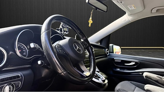 Mercedes-Benz V220 5 of 8