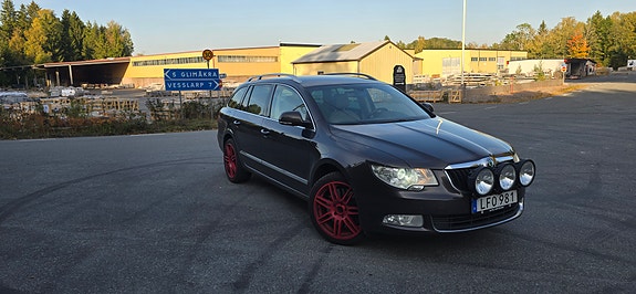 Skoda Superb 2 of 9