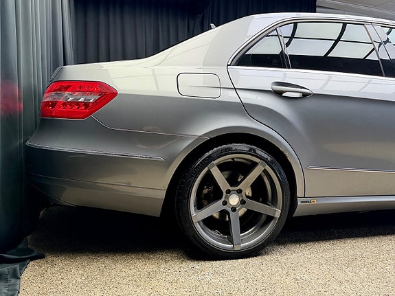 Mercedes-Benz E220 8 of 30