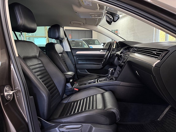 Volkswagen Passat 18 of 30