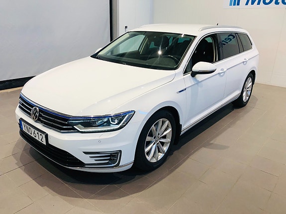 Volkswagen Passat 2 of 9
