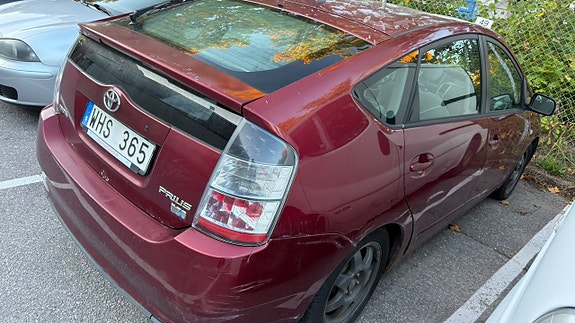 Toyota Prius 3 of 6