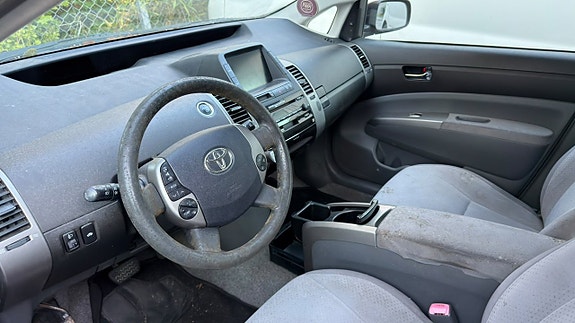 Toyota Prius 5 of 6