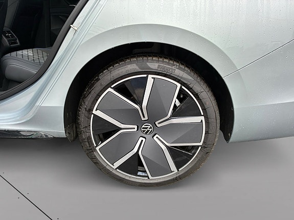 Volkswagen Passat 5 of 12
