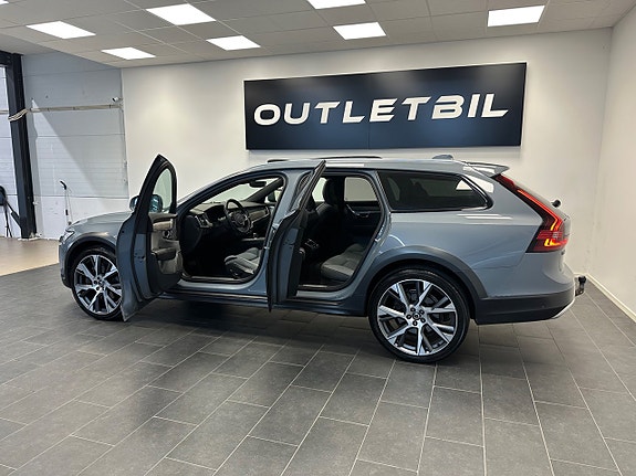 Volvo V90 Cross Country 3 of 30