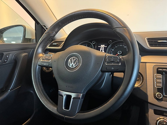 Volkswagen Passat 12 of 15