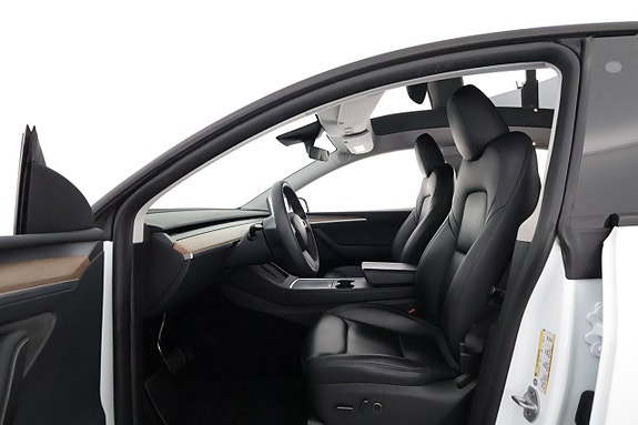 Tesla Model Y 10 of 26