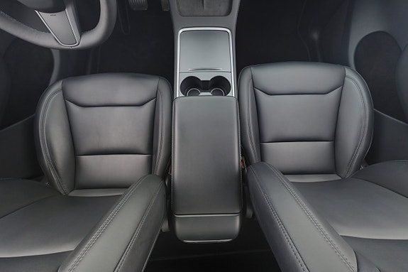 Tesla Model Y 14 of 26