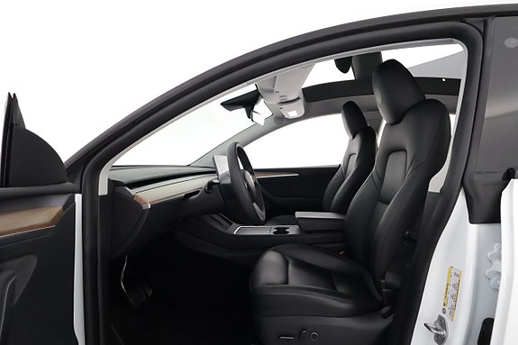 Tesla Model Y 10 of 26
