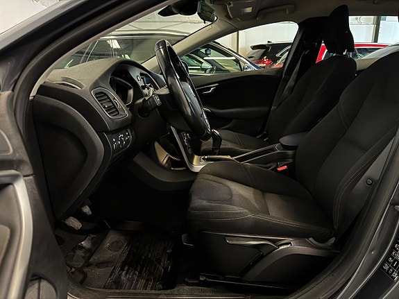 Volvo V40 12 of 25