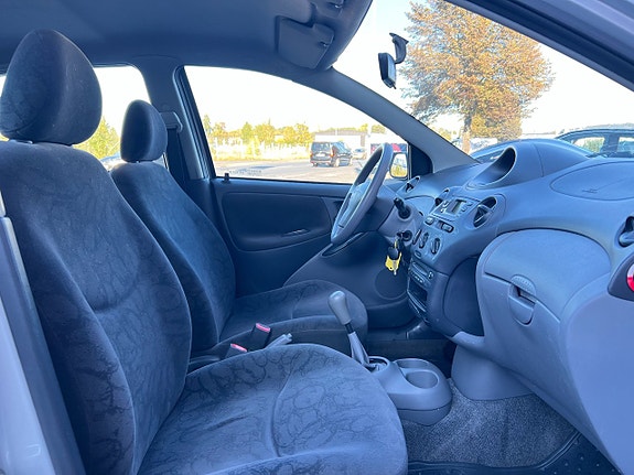 Toyota Yaris 4 of 11