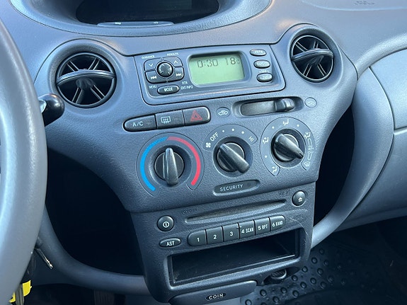 Toyota Yaris 11 of 11