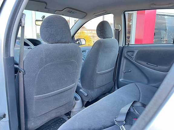 Toyota Yaris 10 of 11