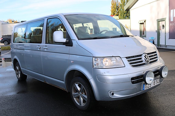 Volkswagen Caravelle 3 of 6