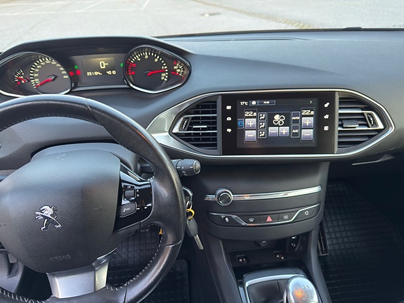 Peugeot 308 8 of 9