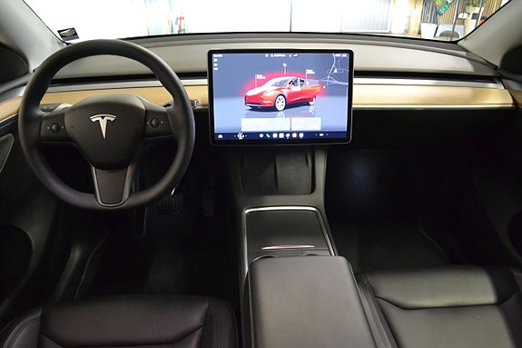 Tesla Model Y 16 of 22