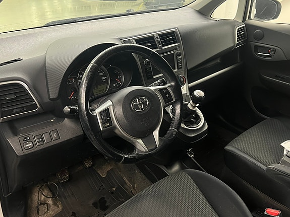 Toyota Verso-S 8 of 17