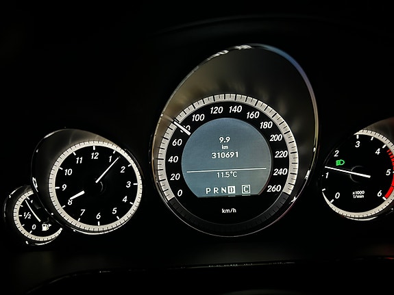 Mercedes-Benz E220 26 of 28