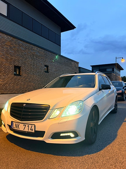 Mercedes-Benz E220 3 of 28